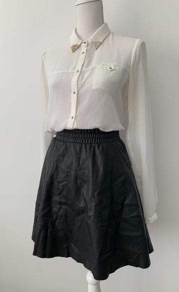 Zwarte imitatie leren Rok met witte SUPERSTAR blouse, maat M beschikbaar voor biedingen