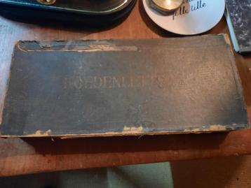 Oude doos met hoedenletters beschikbaar voor biedingen