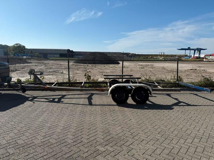 Geremde dubbel-as boottrailer, Watersport en Boten, Boottrailers, Gebruikt, Overige typen, 1500 tot 3000 kg, 6 tot 9 meter, Verstelbare verlichting