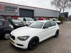BMW 1-Serie 116I 100KW 5DR M PAKKET stoelvw mooi auto, Auto's, 1-Serie, 65 €/maand, 4 cilinders, Wit