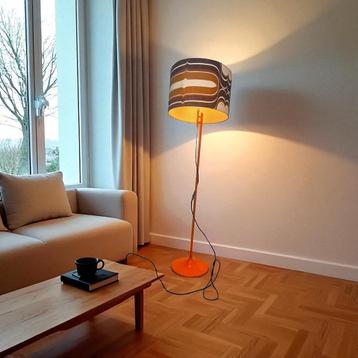 Vintage seventies staanlamp met oranje trompetvoet beschikbaar voor biedingen