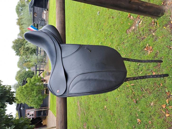 Thorowgood T8 dressuurzadel 18 inch. Rode, witte, rode boom, Dieren en Toebehoren, Dierenvoeding, Overige soorten, Ophalen of Verzenden