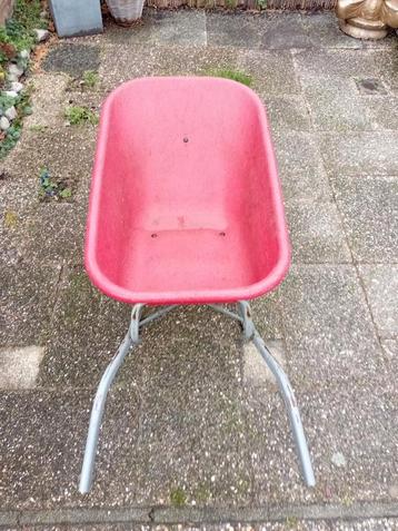 Stevige kruiwagen met rode kunststof kuip. Voor tuin en bouw beschikbaar voor biedingen