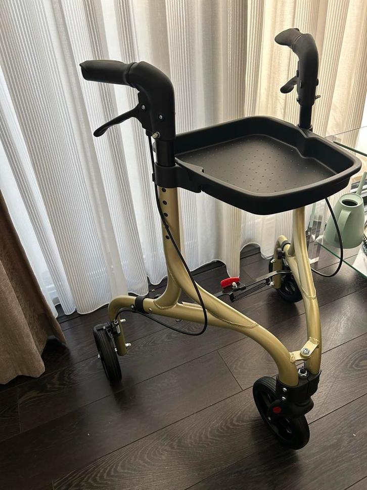 Rovero binnen rollator met drie wielen z.g.a.n., Diversen, Rollators, Zo goed als nieuw, Lichtgewicht, Opvouwbaar, Ophalen