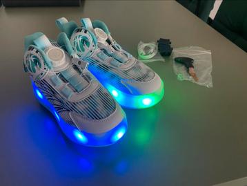 Schoenen met wielen en lichten beschikbaar voor biedingen