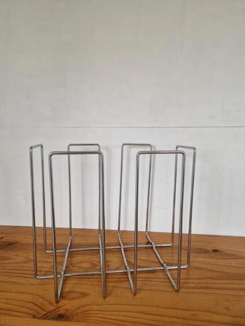 Vintage metalen lectuurbak design beschikbaar voor biedingen