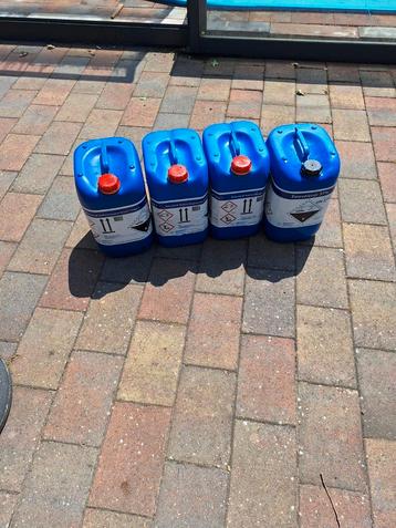 4 lege jerrycans  beschikbaar voor biedingen