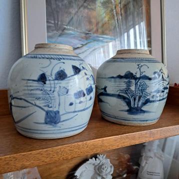 2 Chinese potten met blauw-witte decoratie beschikbaar voor biedingen