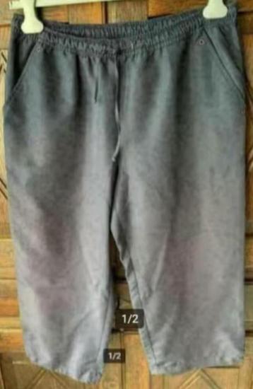 Donkerblauwe broek 7/8 pijplengte; maat 44; met lintjes beschikbaar voor biedingen