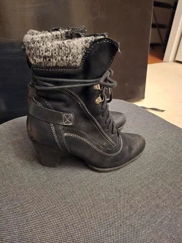 Mooie zwarte hoge laarzen beschikbaar voor biedingen