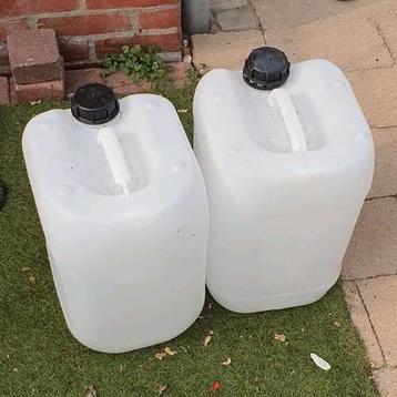 2 jerrycans 20 liter beschikbaar voor biedingen