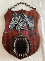 Vintage paarden bord met kledingborstel, Antiek en Kunst, Ophalen of Verzenden