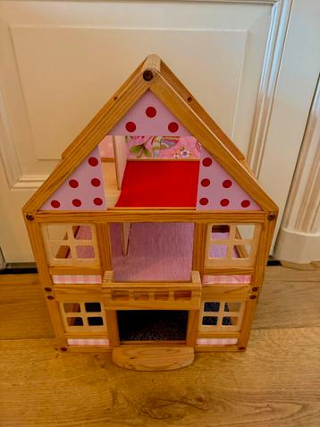 Poppenhuis uit hout beschikbaar voor biedingen