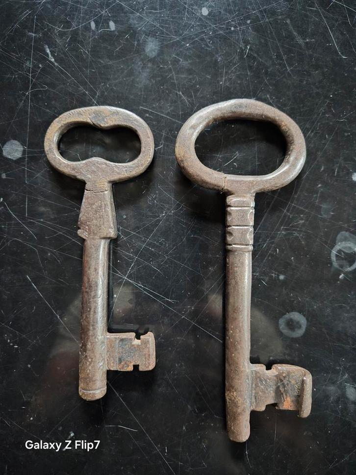 2 Antieke hand gesmeden Sleutels - Bodemvondst - middeleeuws, Antiek en Kunst, Antiek | Overige Antiek, Ophalen of Verzenden