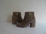 Stradivarius suede enkellaarsje mt 36, Verzenden, Beige, Lage of Enkellaarzen, Zo goed als nieuw