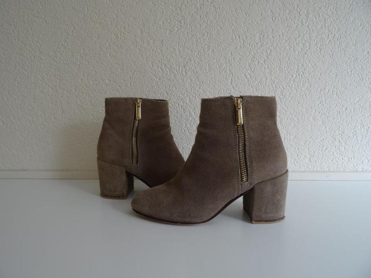 Stradivarius suede enkellaarsje mt 36, Kleding | Dames, Schoenen, Zo goed als nieuw, Lage of Enkellaarzen, Beige, Verzenden