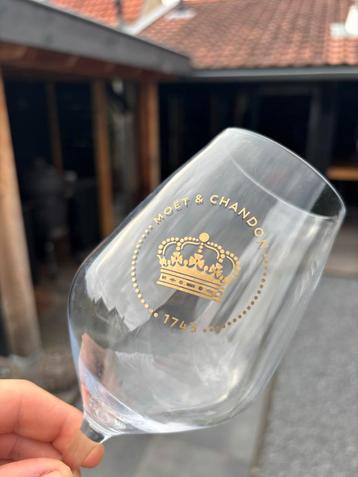 Moët & Chandon wijnglazen en ‘normale’ glazen beschikbaar voor biedingen
