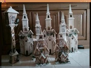 3 Prachtige grote houten kersthuizen kerstkerken 91 cm hoog beschikbaar voor biedingen