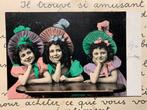 Drie meisjes met kleurige hoed en jurk (NN), Ophalen of Verzenden, Voor 1920, Gelopen, Kinderen