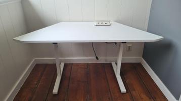 Vepa slingerbureau 168x80cm trapezium met powerdock (wit) beschikbaar voor biedingen