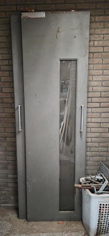 Massief houten klapdeur met gerookt glas beschikbaar voor biedingen