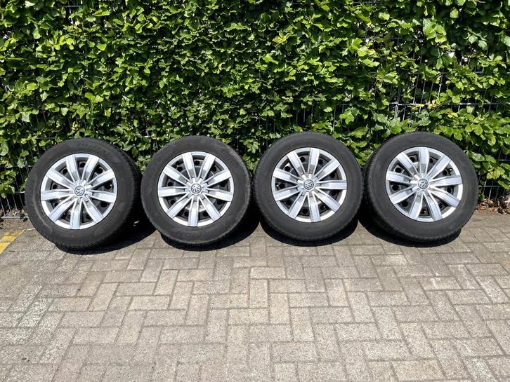 Velgen + wieldoppen Volkswagen Tiguan 17 inch 215 65 R17, Auto-onderdelen, Banden en Velgen, Banden en Velgen, Winterbanden, 17 inch
