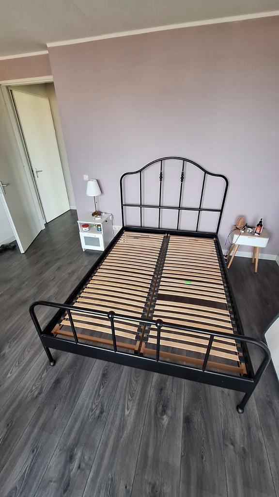 Zwart metalen bedframe Ikea Sagstua, Huis en Inrichting, Slaapkamer | Bedden, Gebruikt, Tweepersoons, 140 cm, 200 cm, Metaal, Zwart