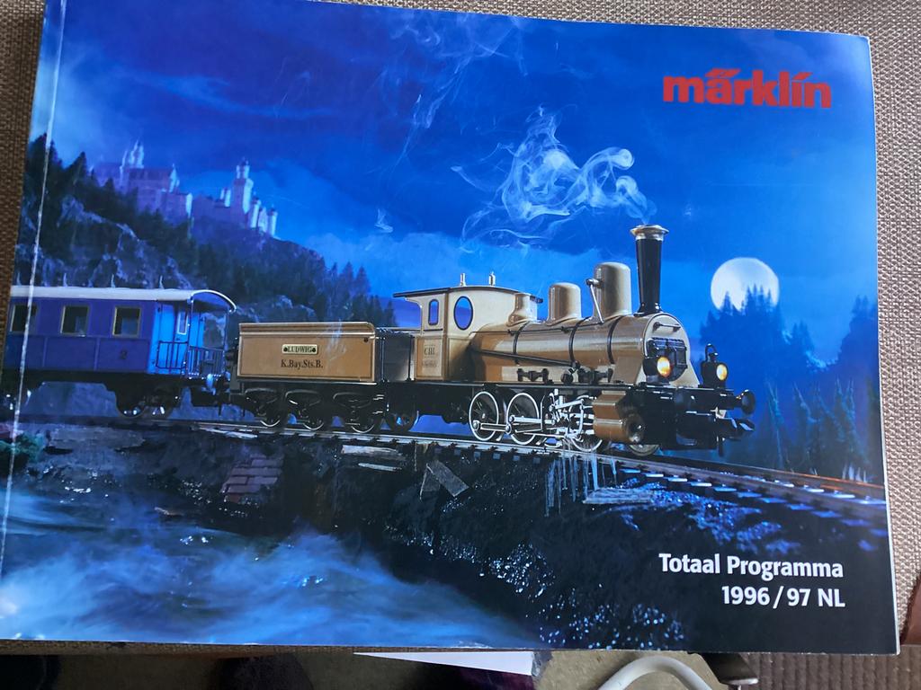 Märklin catalogus 1996/97 448 blz nederlandstalig nieuwstaat, Wisselstroom, Zo goed als nieuw, Märklin, Boek, Tijdschrift of Catalogus