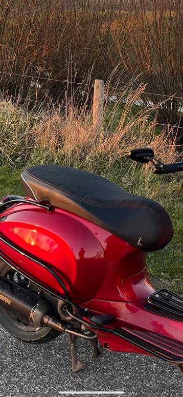 Vespa sprint 2021 zadel beschikbaar voor biedingen
