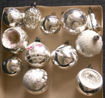 12 oude vintage glazen kerstballen, deukballen, klok, mandje beschikbaar voor biedingen