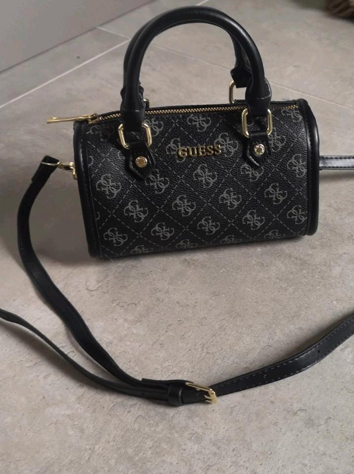 Nieuw GUESS monogram crossbody tasje, Sieraden, Tassen en Uiterlijk, Tassen | Schoudertassen, Nieuw, Zwart, Ophalen of Verzenden