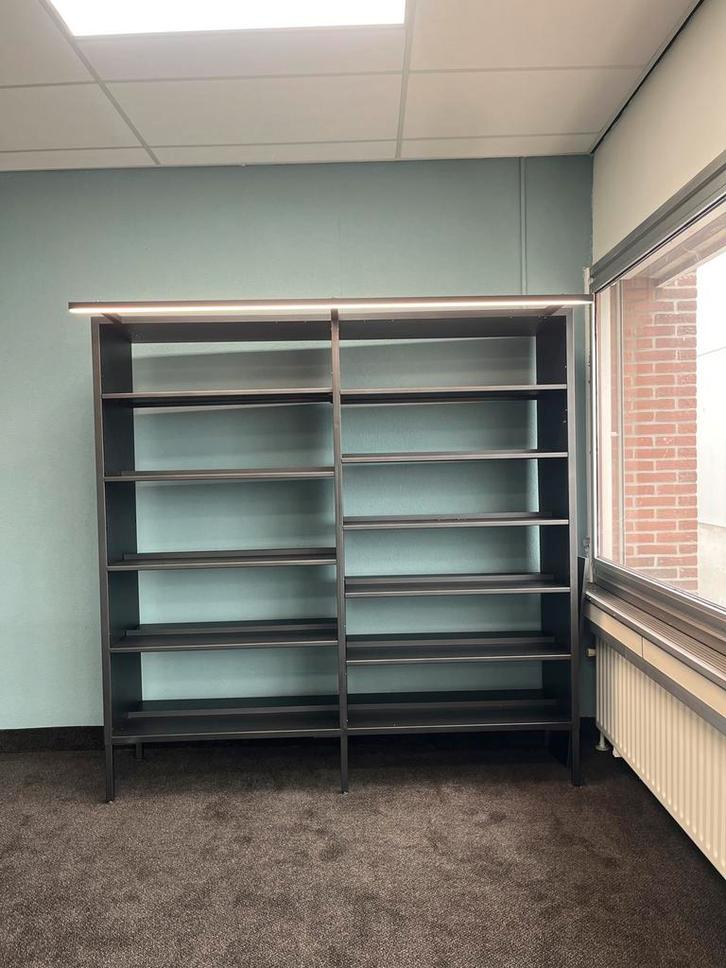 Strakke metalen boekenkast met verlichting, Huis en Inrichting, Kasten | Boekenkasten, Gebruikt, 150 tot 200 cm, 200 cm of meer