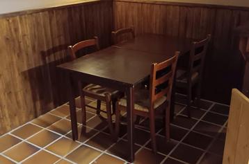 2 Bistro tafels met 4 biezen stoelen. beschikbaar voor biedingen