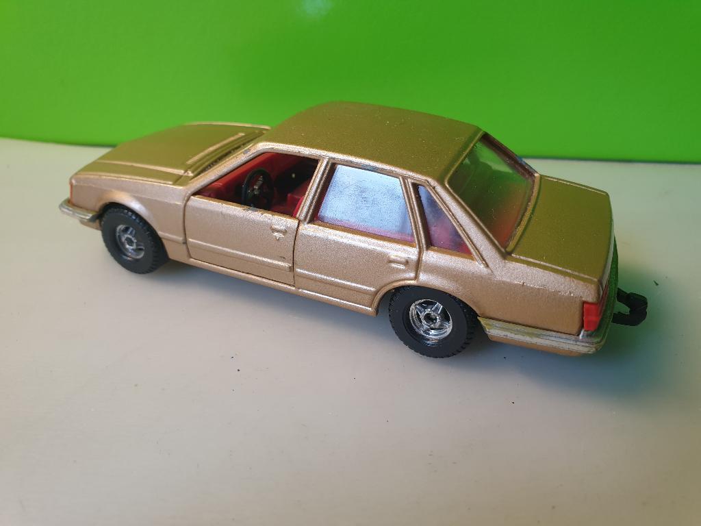 Corgi - Opel Senator [brons] 1/36, Ophalen of Verzenden, Gebruikt, Auto