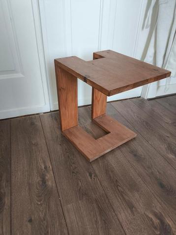 Houten Bijzettafel - Uniek Design beschikbaar voor biedingen