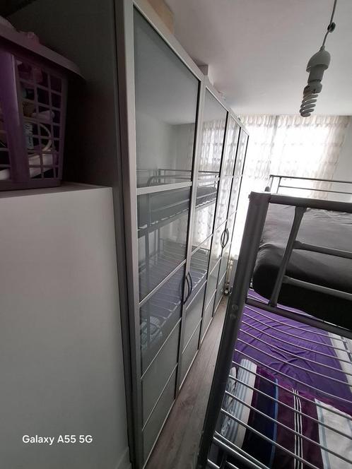 Kast met glazen deuren (grijs frame), Huis en Inrichting, Kasten | Kledingkasten, Ophalen of Verzenden
