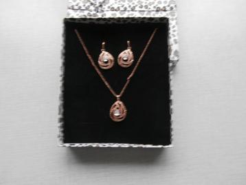 set van halsketting en 2 oorbellen (hangers) in geschenkdoos beschikbaar voor biedingen