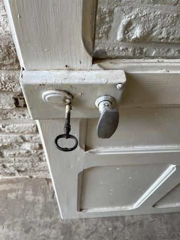leuke antieke oude binnendeur met glas beschikbaar voor biedingen