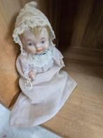 Antieke porseleinen babypop in witte kleding, Antiek en Kunst, Antiek | Speelgoed, Ophalen of Verzenden