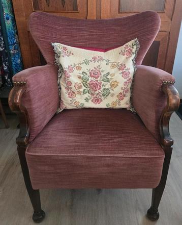 Antieke fauteuil met houten frame beschikbaar voor biedingen