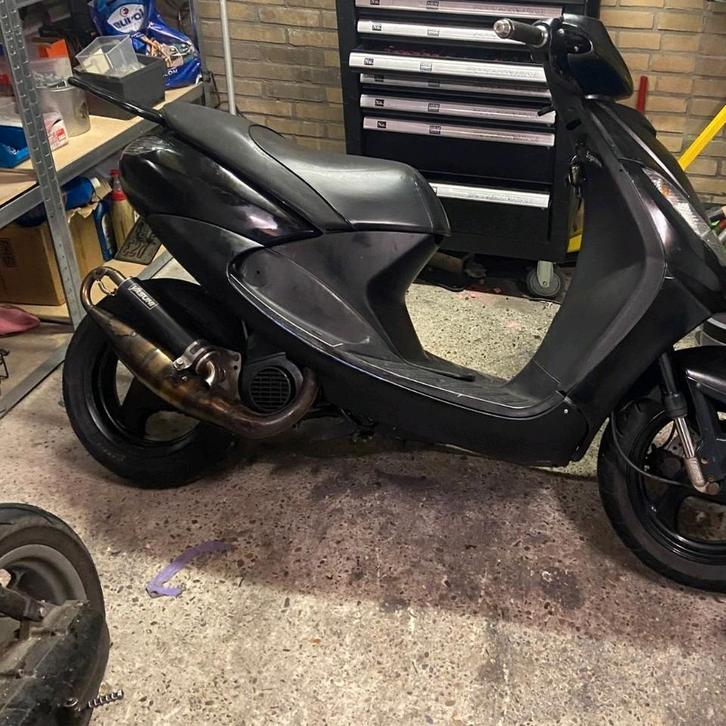 Yasuni r peugeot verticaal, Fietsen en Brommers, Scooters | Piaggio, Zo goed als nieuw, Overige modellen, Tweetakt, Ophalen of Verzenden