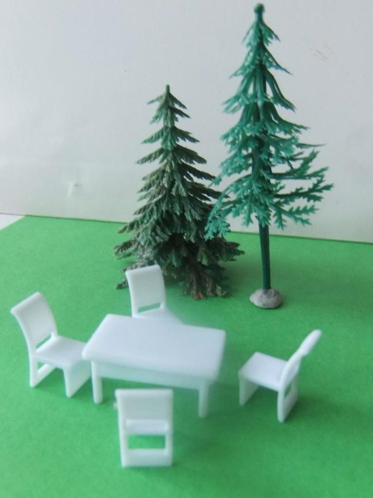 HO spoor/schaal Tuinset: tafel en 4 stoelen + 4 dennebomen, Hobby en Vrije tijd, Modeltreinen | H0, Zo goed als nieuw, Overige typen