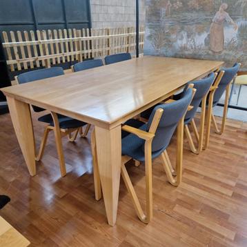 Deens desighn eettafelset plus salontafel beschikbaar voor biedingen