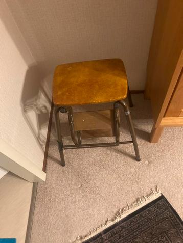 Vintage krukje met trapje. beschikbaar voor biedingen