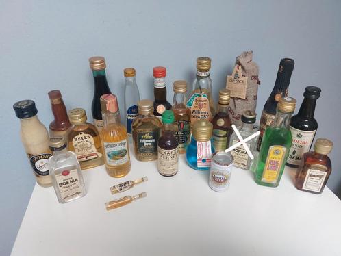 23 oude kleine miniatuur drankflesjes vol, Verzamelen, Complete verzamelingen en Collecties, Ophalen of Verzenden
