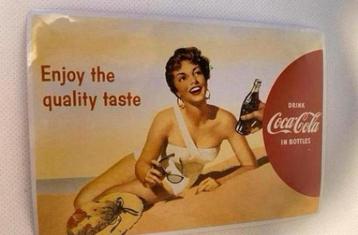 Licht metalen plaatje van Coca-Cola. Vrouw/strand. beschikbaar voor biedingen