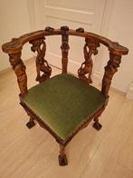 Handgesneden hoekstoeltje met karaktervolle figuursculpturen, Antiek en Kunst, Antiek | Meubels | Stoelen en Banken, Ophalen