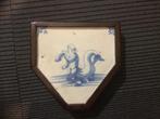 Antieke tegel man met vis, Antiek en Kunst, Antiek | Wandborden en Tegels, Ophalen of Verzenden