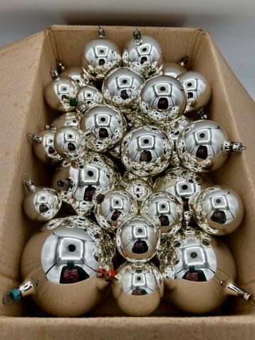 Doos vol oude glazen zilveren kerstballen. beschikbaar voor biedingen