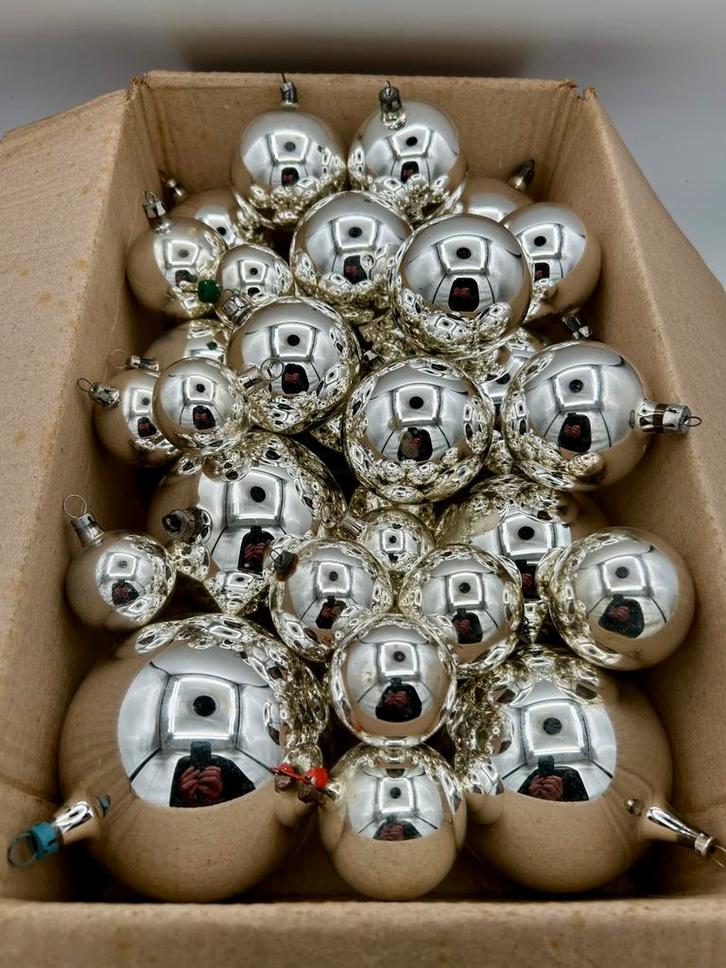 Doos vol oude glazen zilveren kerstballen., Diversen, Kerst, Gebruikt, Ophalen of Verzenden